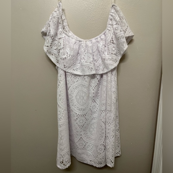 Roz & Ali Short Dress. White Flowy Lacey pattern. Beautiful design. Size Small. - Picture 6 of 6